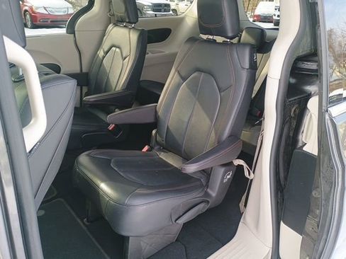 Used 2019 Chrysler Pacifica Touring-L Plus image 20