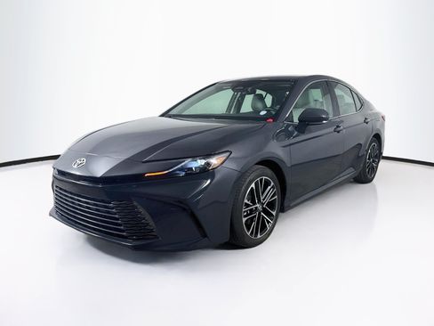Used 2025 Toyota Camry XLE FWD image 4