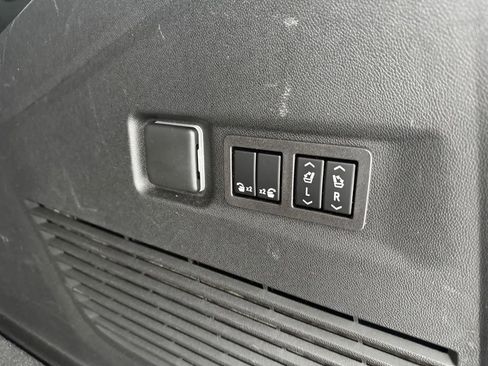 Used 2024 GMC Yukon XL AT4 image 20