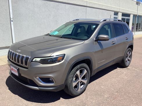 Used 2019 Jeep Cherokee Limited AWD/4WD image 2