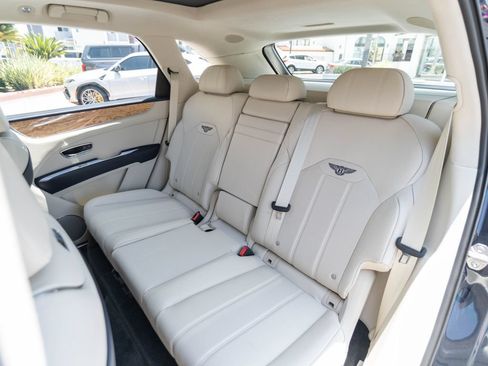 Used 2024 Bentley Bentayga AWD/4WD image 18
