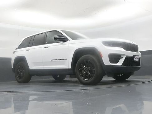 Used 2025 Jeep Grand Cherokee Altitude AWD/4WD image 39