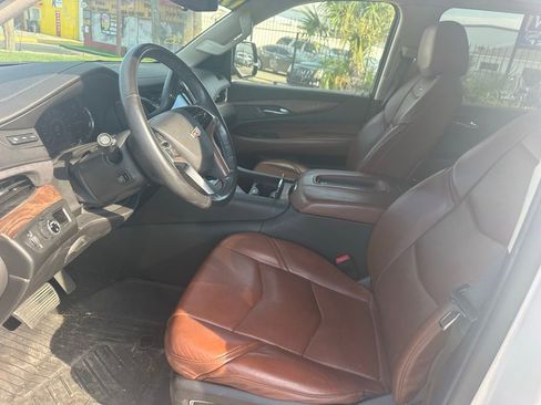 Used 2019 Cadillac Escalade ESV Luxury image 10