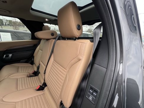 Used 2025 Land Rover Discovery Metropolitan Edition image 32