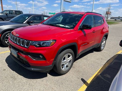 Used 2023 Jeep Compass Latitude AWD/4WD image 5
