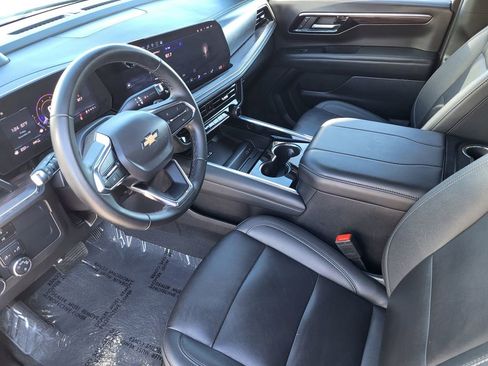 Used 2025 Chevrolet Suburban LT image 9