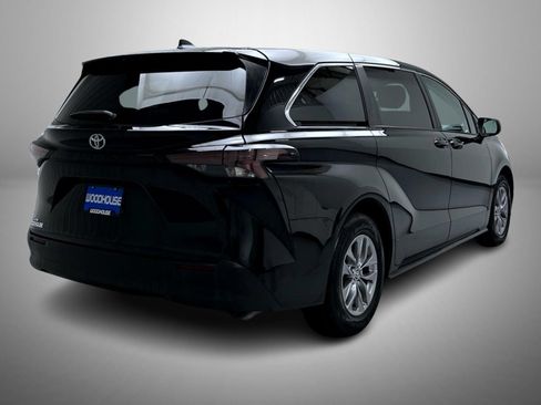 Used 2026 Toyota Sienna LE FWD image 5