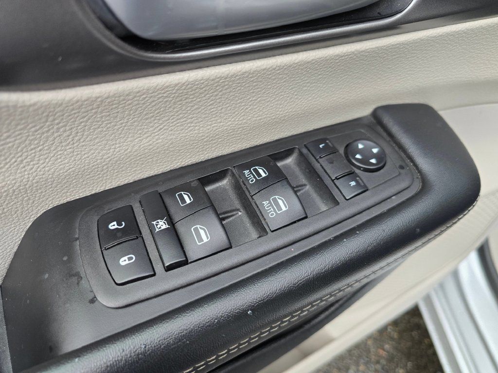 Used 2023 Chrysler Pacifica Touring-L FWD image 20