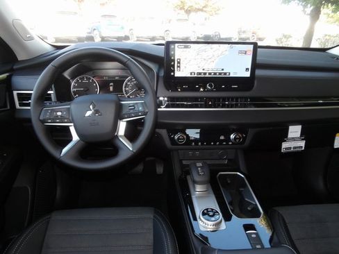 New 2025 Mitsubishi Outlander SE image 14