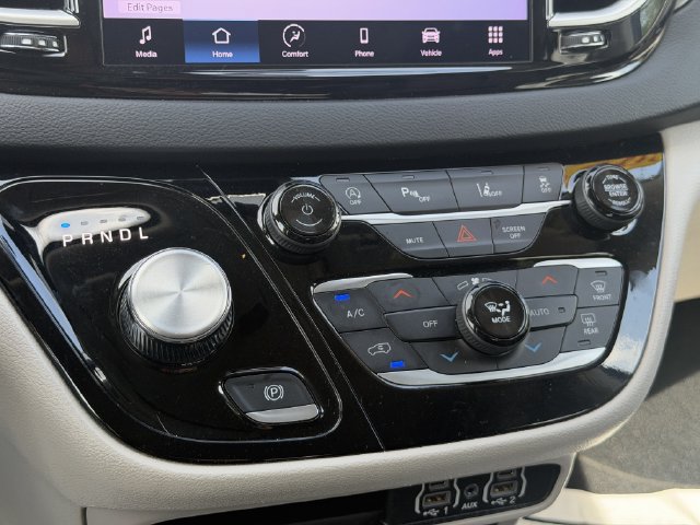 Used 2024 Chrysler Pacifica Touring-L FWD image 32