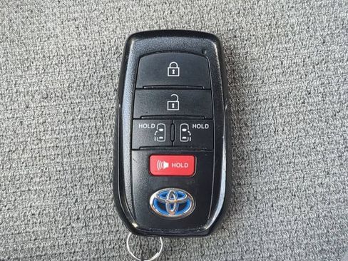 Used 2025 Toyota Sienna LE FWD image 34