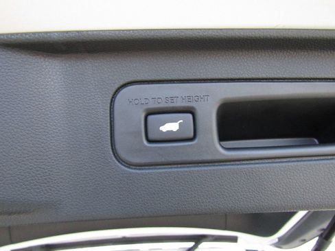 Used 2023 Honda Pilot Touring image 17