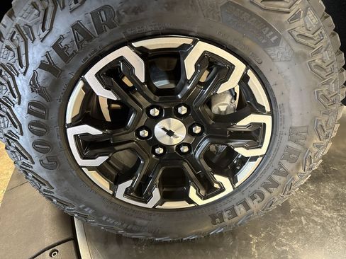 Used 2024 Chevrolet Silverado 1500 ZR2 w/ Technology Package image 2