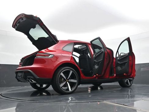 Certified 2025 Porsche Macan AWD/4WD image 23