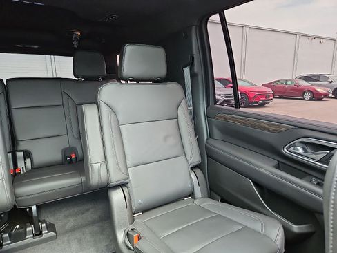 Used 2021 Chevrolet Suburban Z71 w/ Z71 Signature Package AWD/4WD image 15