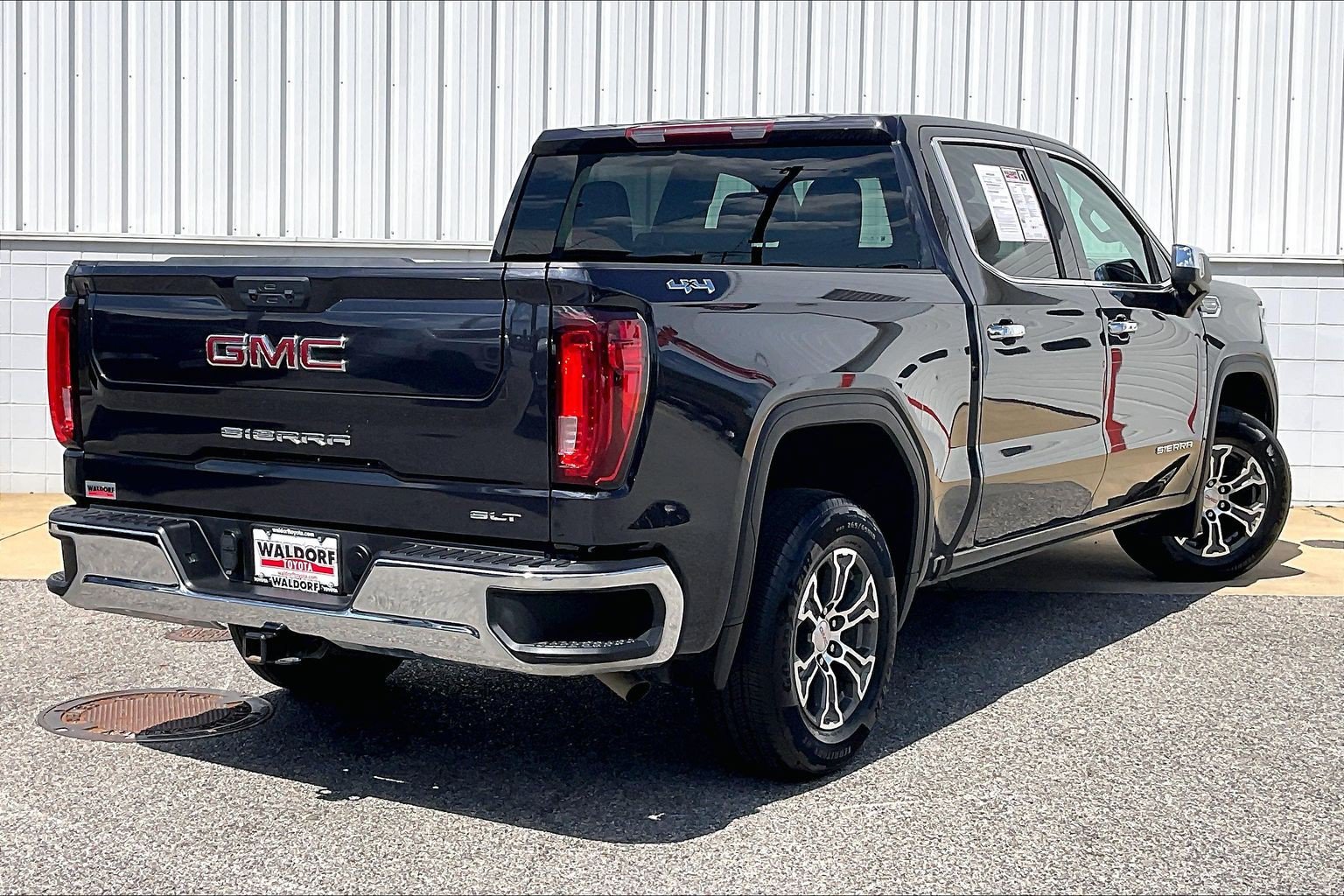 Used 2025 GMC Sierra 1500 SLT AWD/4WD image 17