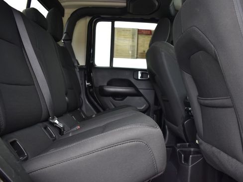 Used 2023 Jeep Gladiator Overland AWD/4WD image 12