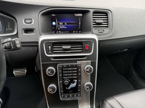 Used 2017 Volvo V60 T6 R-Design Platinum w/ Climate Package AWD/4WD image 23