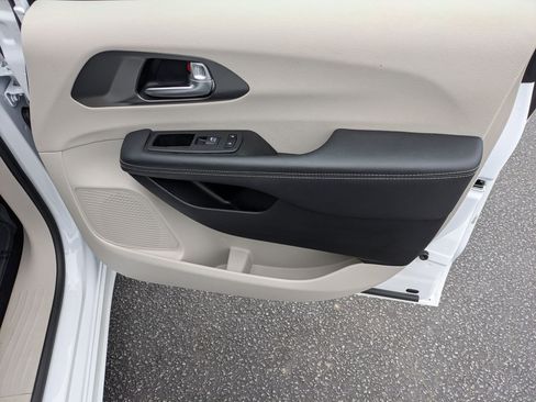 Certified 2024 Chrysler Pacifica Touring-L image 33