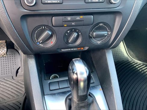 Used 2011 Volkswagen Jetta Sedan FWD image 34