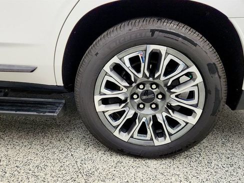 Used 2023 GMC Yukon Denali Ultimate AWD/4WD image 9