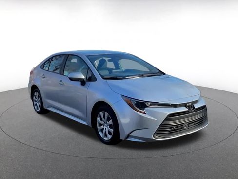 Used 2025 Toyota Corolla LE image 3
