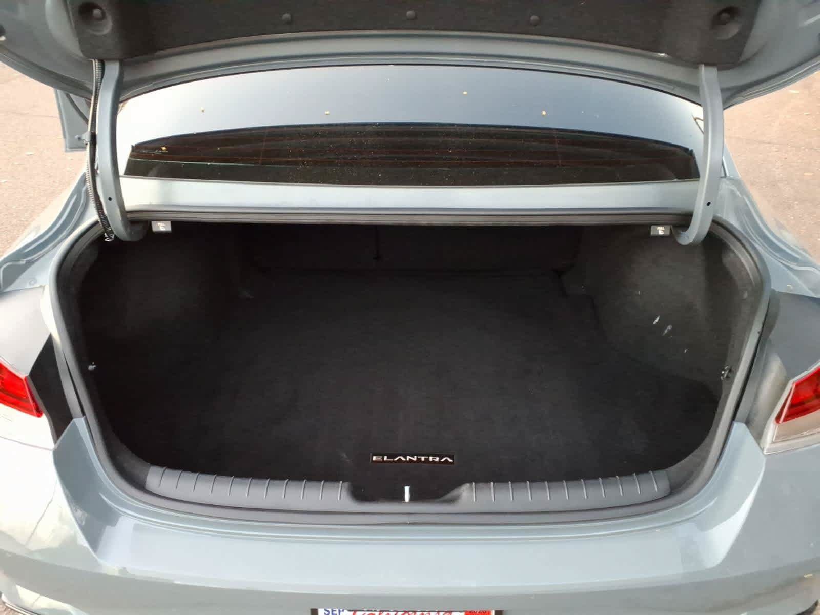 Used 2022 Hyundai Elantra SEL w/ Convenience + Premium Package FWD image 6