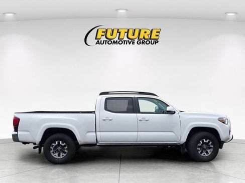 Certified 2022 Toyota Tacoma SR5 AWD/4WD image 4