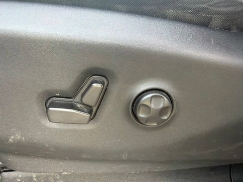 Used 2022 Chrysler Voyager LX FWD image 24