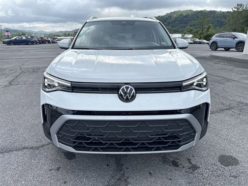 New 2025 Volkswagen Taos SE image 2