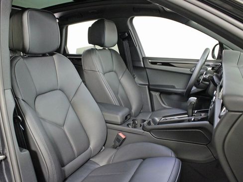 Used 2025 Porsche Macan image 37
