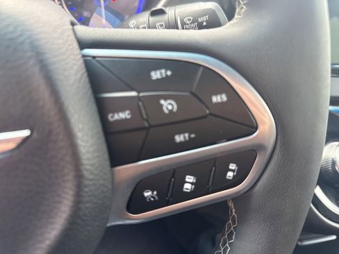 Used 2025 Chrysler Pacifica Select image 22