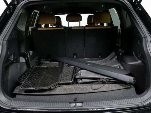 Certified 2023 Volkswagen Tiguan SE FWD image 31