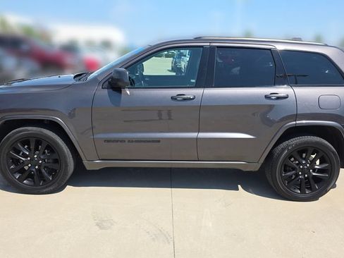 Used 2018 Jeep Grand Cherokee Altitude AWD/4WD image 2
