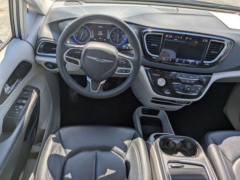 Used 2024 Chrysler Pacifica Touring-L image 22