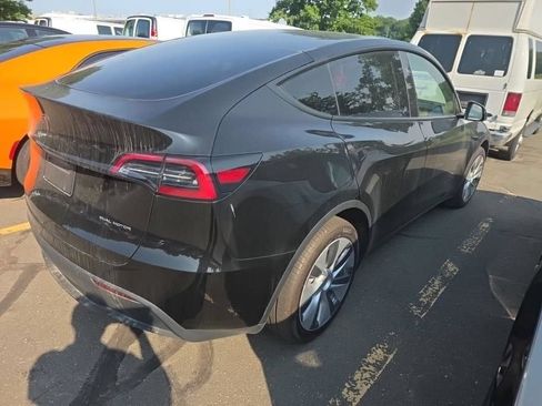 Used 2024 Tesla Model Y Long Range AWD/4WD image 5