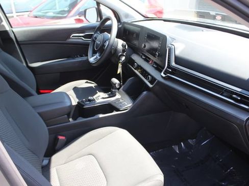 Used 2024 Kia Sportage LX AWD/4WD image 33