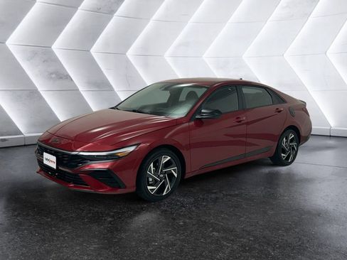 Used 2025 Hyundai Elantra SEL image 3