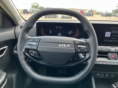 Used 2025 Kia K4 LXS image 31