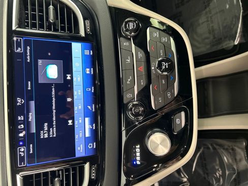 Used 2024 Chrysler Pacifica Touring-L image 14