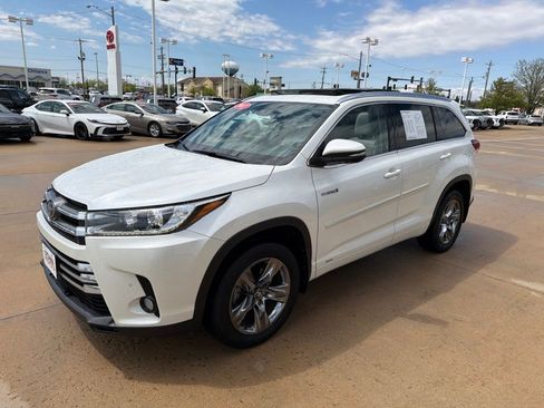 Used 2017 Toyota Highlander Limited Platinum AWD/4WD image 2