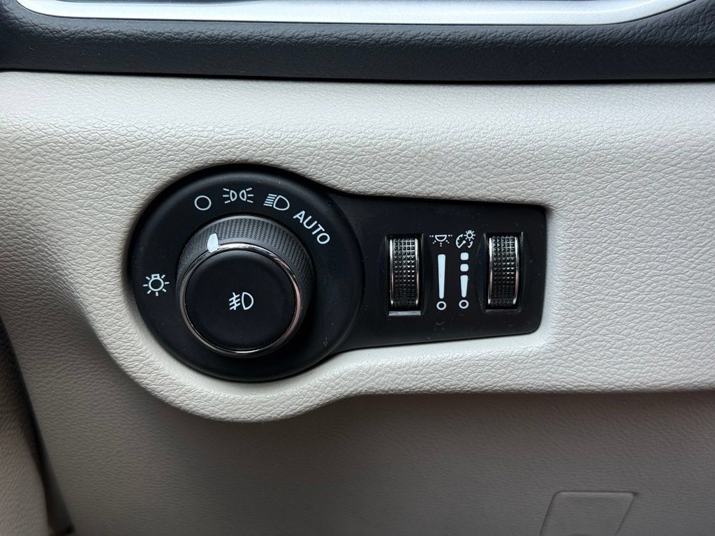 Used 2024 Chrysler Pacifica Touring-L FWD image 22