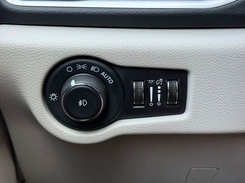 Used 2024 Chrysler Pacifica Touring-L FWD image 22