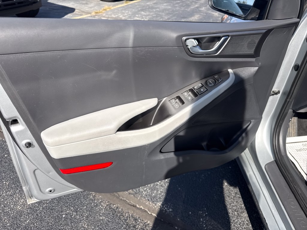 Used 2022 Hyundai Ioniq SEL FWD image 26