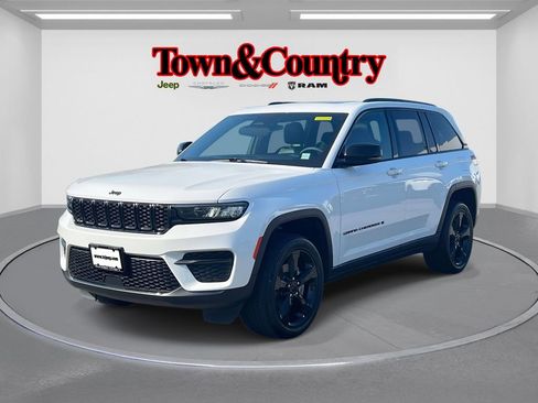 Certified 2023 Jeep Grand Cherokee Altitude image 3