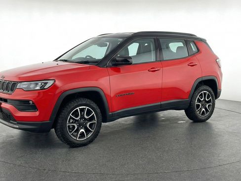 Used 2025 Jeep Compass Trailhawk AWD/4WD image 3