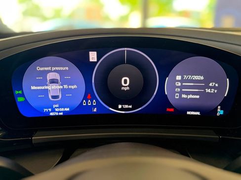 Used 2025 Porsche Macan Electric RWD image 26