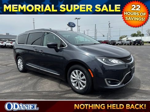 Used 2020 Chrysler Pacifica Touring-L FWD image 1