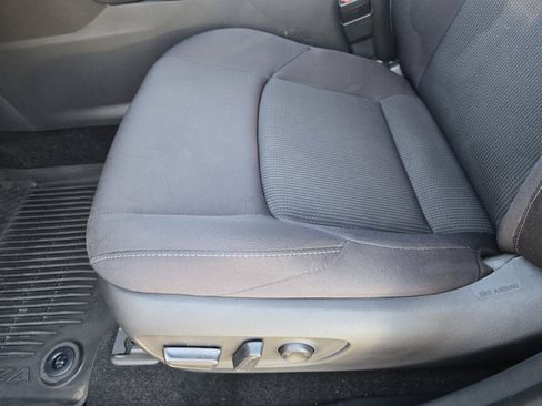 Used 2023 Toyota Venza LE AWD/4WD image 16