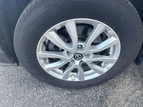 Used 2017 Nissan Rogue SV w/ SV Premium Package image 11